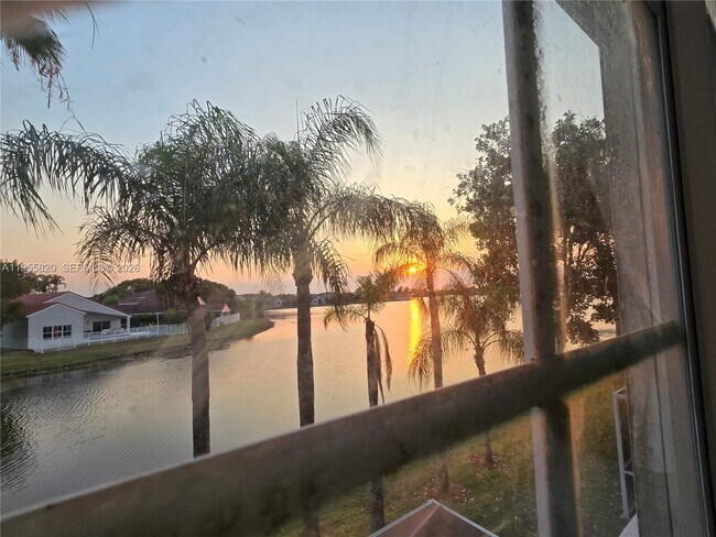 Building Photo - 1303 Presidio Dr