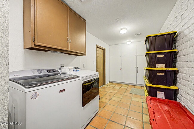 Building Photo - 6510 E Dixileta Dr