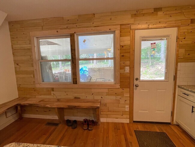Building Photo - Big and Beautiful House with attached 1br ...