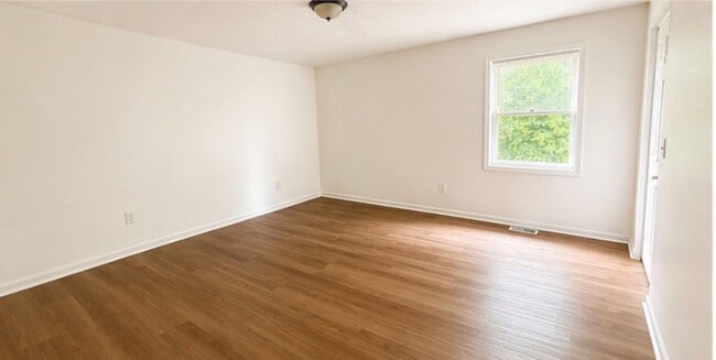 Building Photo - 451 Woodview Dr