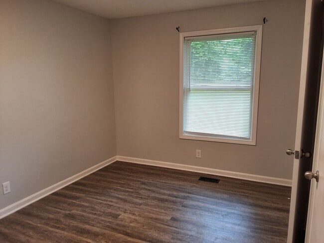 Building Photo - Beautiful 4 Bedroom 2 Bath Home