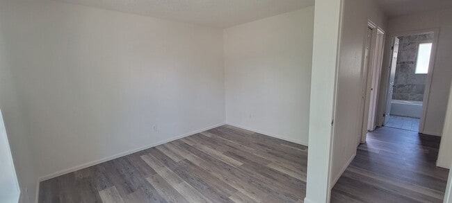 Building Photo - 4 Bedroom 1.5 Bath