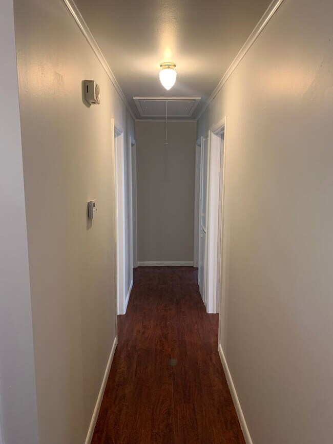 Building Photo - 805 N Hall Ave