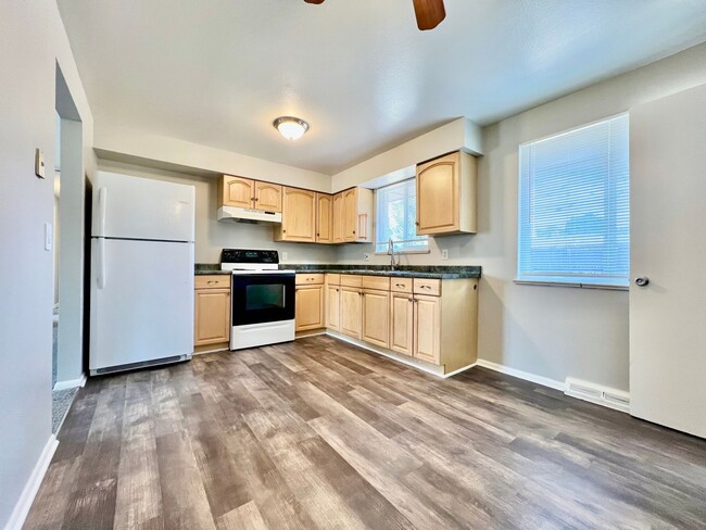 Building Photo - 7135 S Birch Way