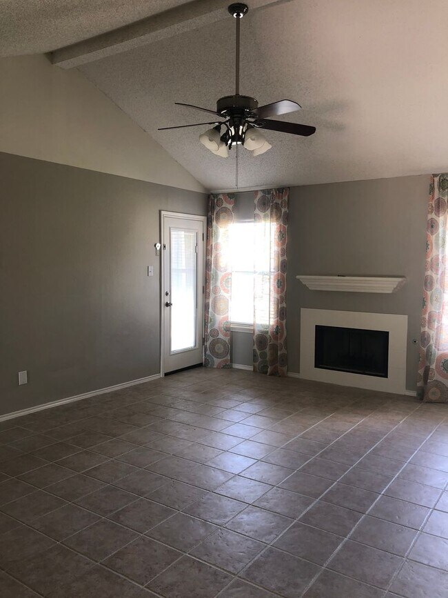 Building Photo - Adorable 3 Bedroom/ 2 Bath - Available November!!