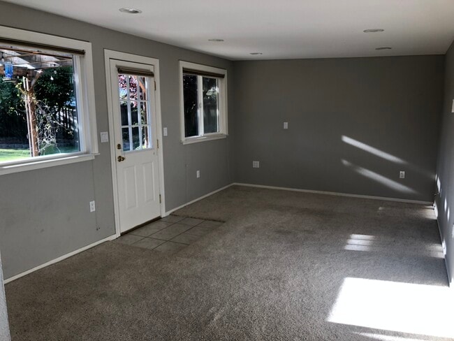 Building Photo - 112 Doris Dr