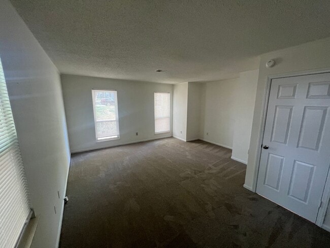 Building Photo - 2319 Oak Leigh Dr