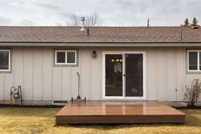 Building Photo - 1444 NW Canyon Dr