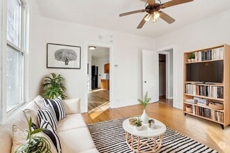 Building Photo - 2 bed 1 bath apartment newly remodeled, lo...