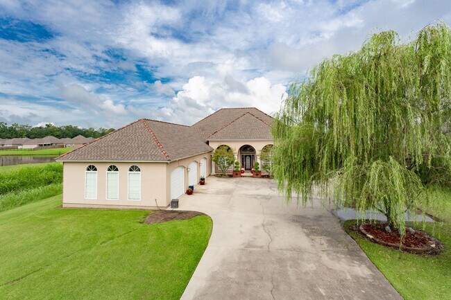 Building Photo - 3 Bedroom House in Addis with Pool, Gazebo...