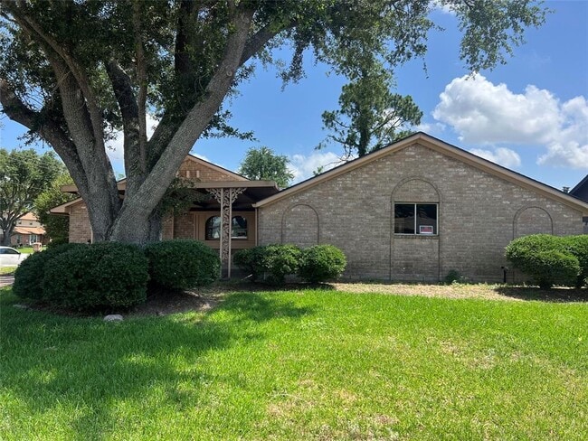 Primary Photo - 1014 E San Augustine St
