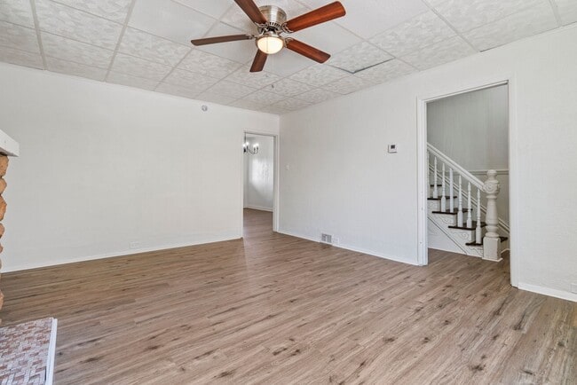 Building Photo - 4 bed 1 bath - all updated, central air, laundry