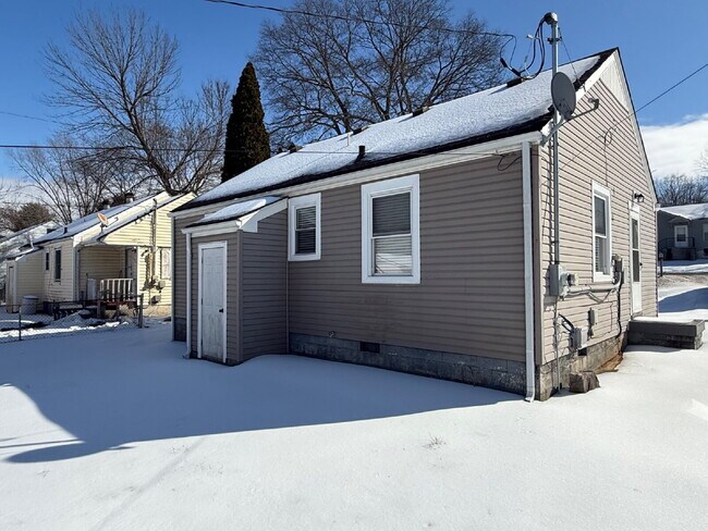 Building Photo - 15 Maple St