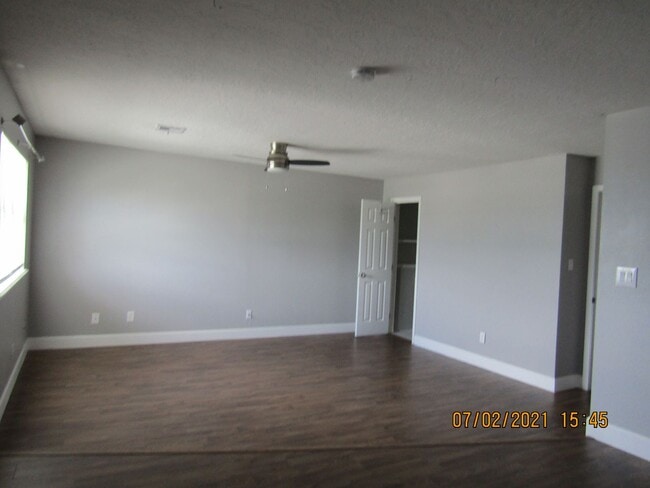 Building Photo - MACARTHUR AREA!! PETS NEGOTIABLE WITH OWNE...