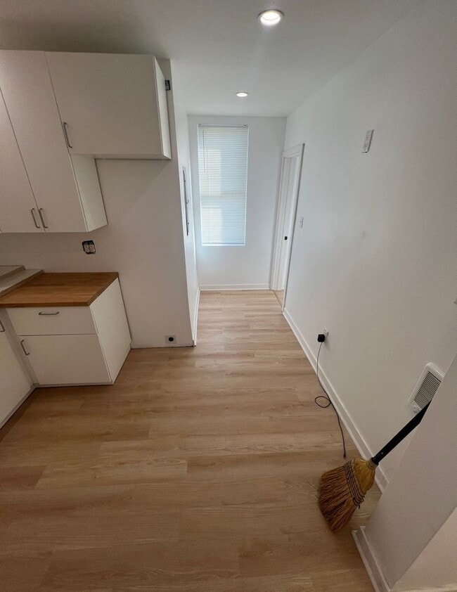 Building Photo - All Utilities INCLUDED - 6 Rooms for Rent - $450/mo -$800/mo