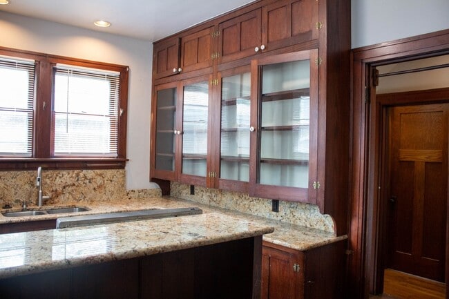 Building Photo - AVAILABLE FOR AUGUST 2026!  Large house ne...