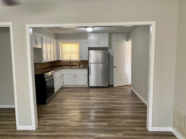 Building Photo - 3/1/1 Ready April 1