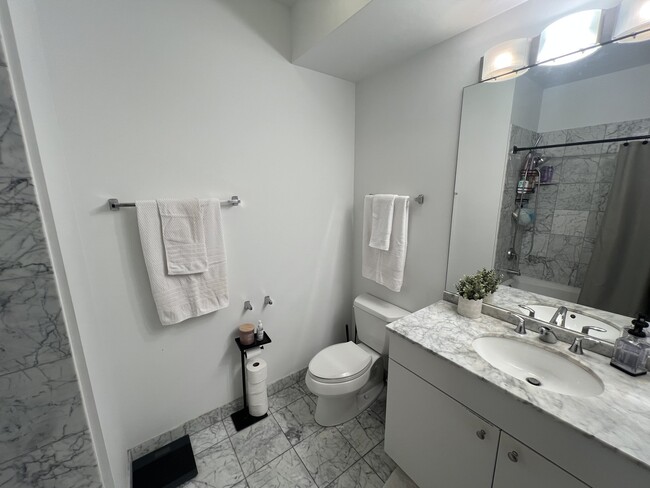 Building Photo - 565 W Quincy St