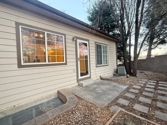 Building Photo - Beautiful 3-Level Corner Unit Townhouse with Garage