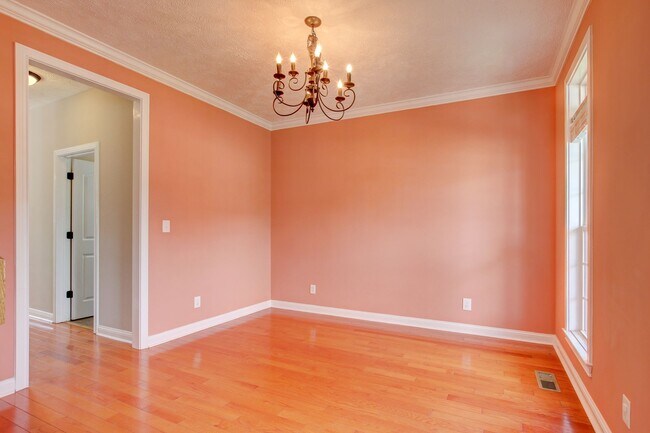 Building Photo - 716 Cavalier Dr