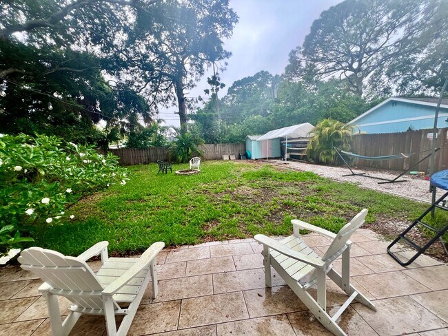 Building Photo - DUNEDIN FL LIVING 3/1 HOME
