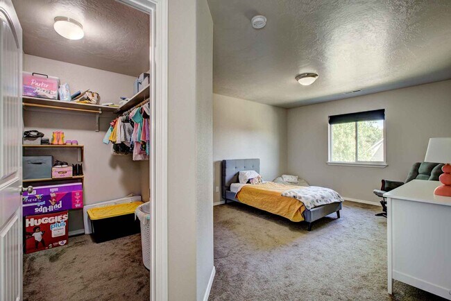 Building Photo - Beautiful 6 bed 2.5 bath home located in t...