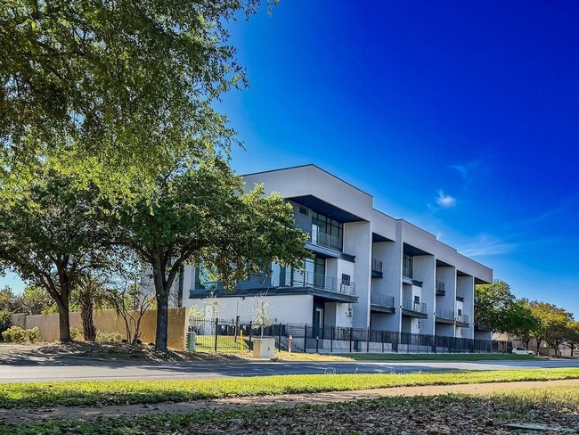 Building Photo - 8120 Stillmeadow Ct