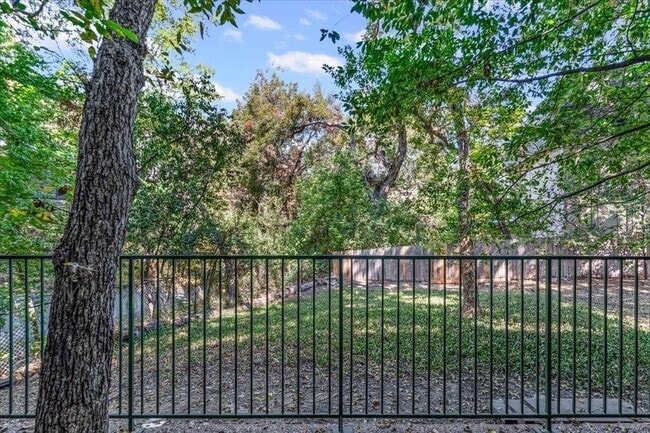 Building Photo - 1304 Mariposa Dr