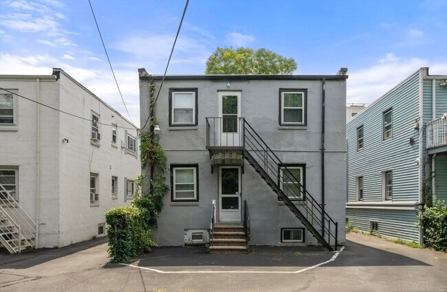 Building Photo - 838 Saratoga St