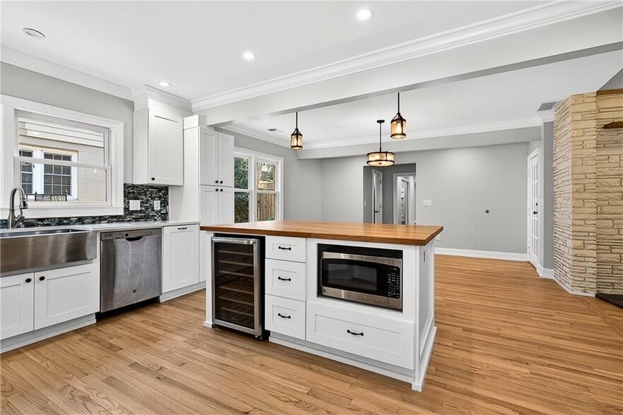 Building Photo - 1319 Chalmette Dr NE