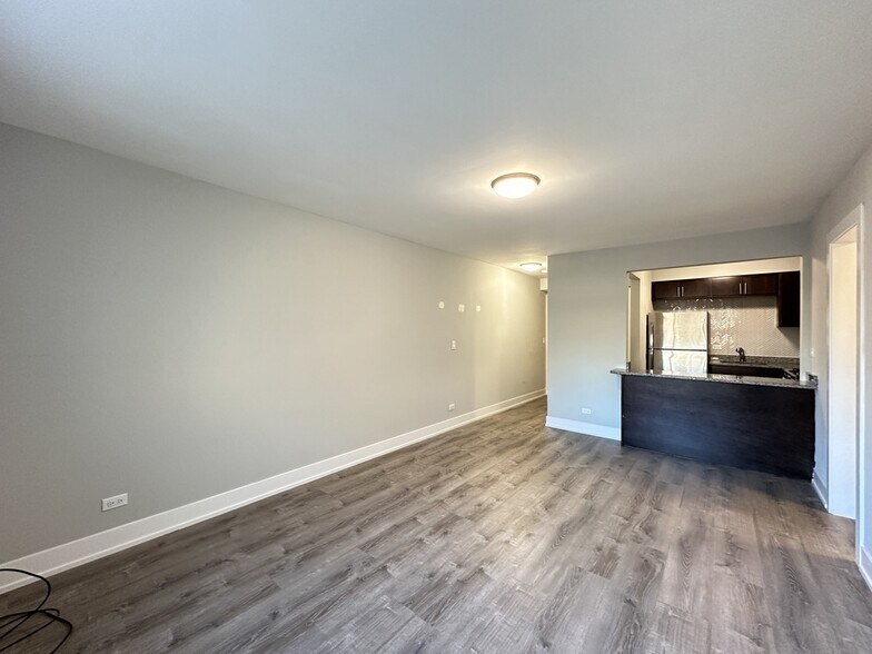 Building Photo - 533 W Surf St