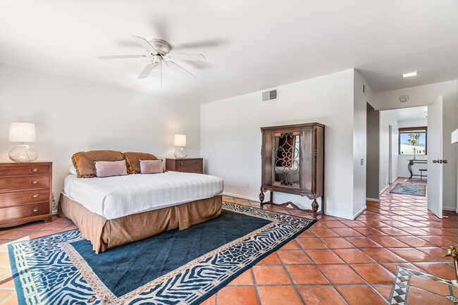 Building Photo - 215 Calle Bravo