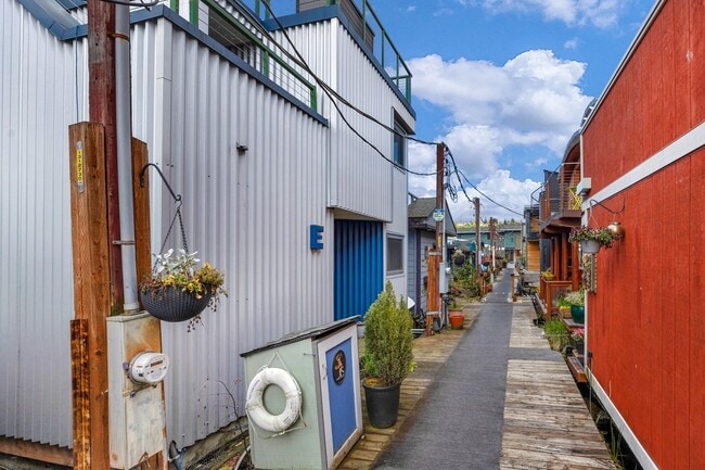 Building Photo - 2 bed 1.5 bath houseboat on Lake Union