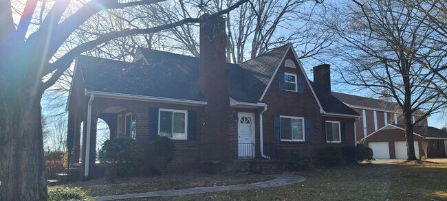 Building Photo - Lewisville Gem!