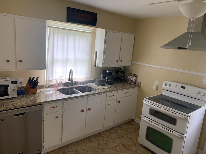 5 - Kitchen 2 - 810 Rittiner Dr