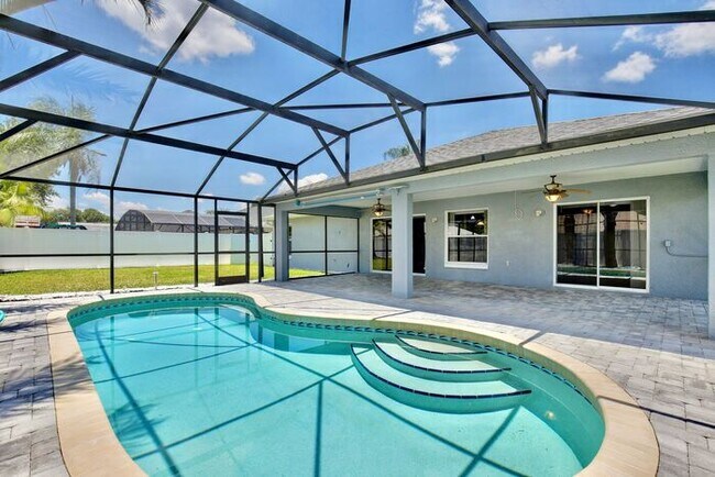 Building Photo - Beautiful 4/2 Pool Home with a Covered Pat...