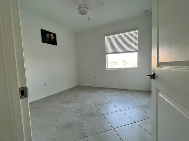 Building Photo - 2585 Kona Wy