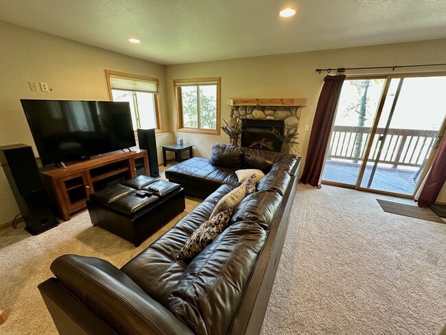 Building Photo - 4BD Duplex - Premium Location, Lots of Space, Nice Finishes