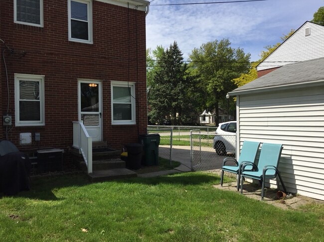 Building Photo - 1423 E 4th St