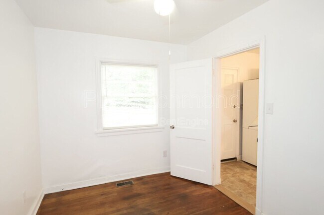 Building Photo - 3006 Manor Dr