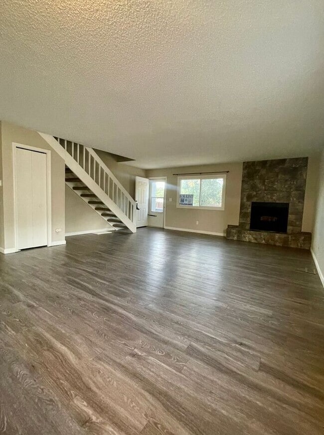 Building Photo - 3 Bed 2 Bath Townhouse, newly renovated!