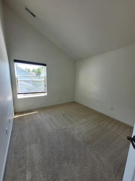 Building Photo - 5686 NE Canard Dr