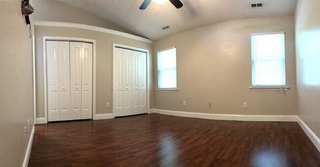 Building Photo - Pretty on Pebble