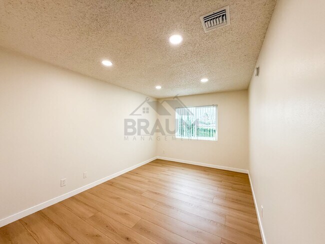 Building Photo - 13347 Victory Blvd