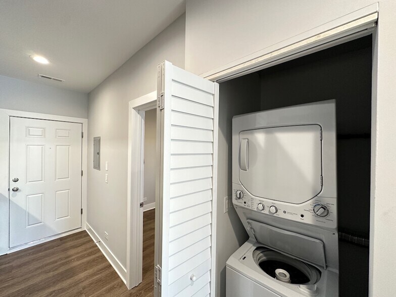 Building Photo - 3358 W Montrose Ave