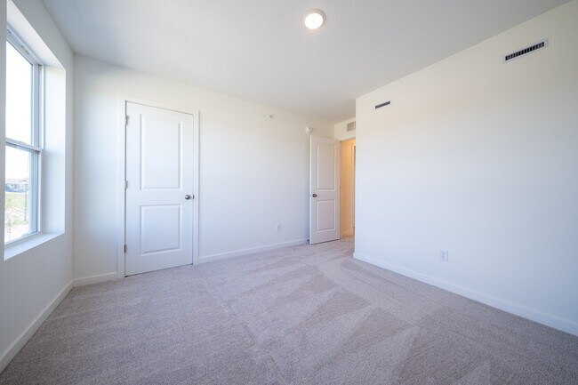 Building Photo - 10429 Ithaca Ln N