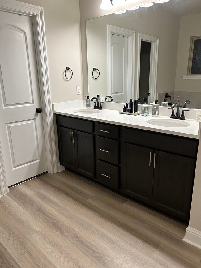 Master bathroom - 7157 Kenilworth Crossing Ave