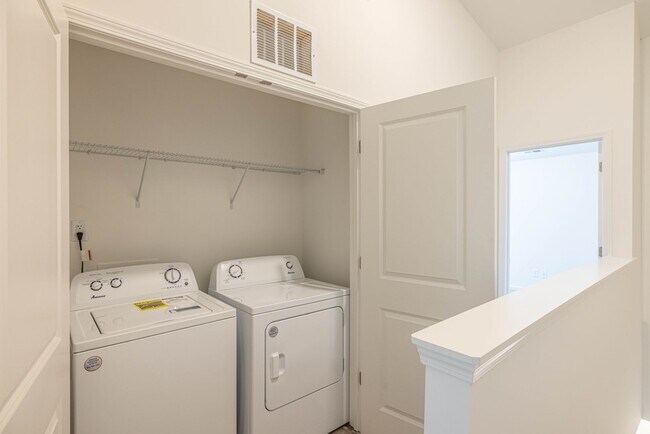 Building Photo - NOVEMBER SPECIAL - 2 Bedroom Townhome in L...