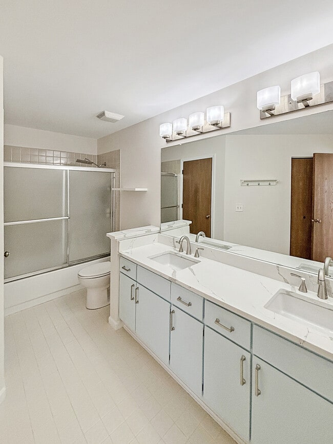 Building Photo - 404 W Hamilton Dr