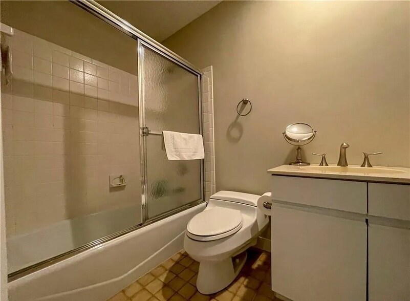 Guest Bath - 450 Center St